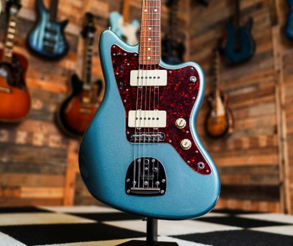 Fender Vintera ’60s Jazzmaster in Ice Blue Metallic