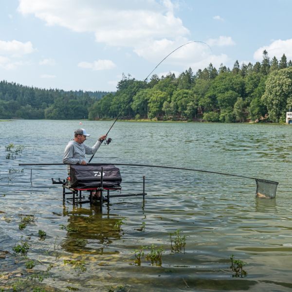 Daiwa Air Landing Net Handle 4.5m and Latex Landing Net