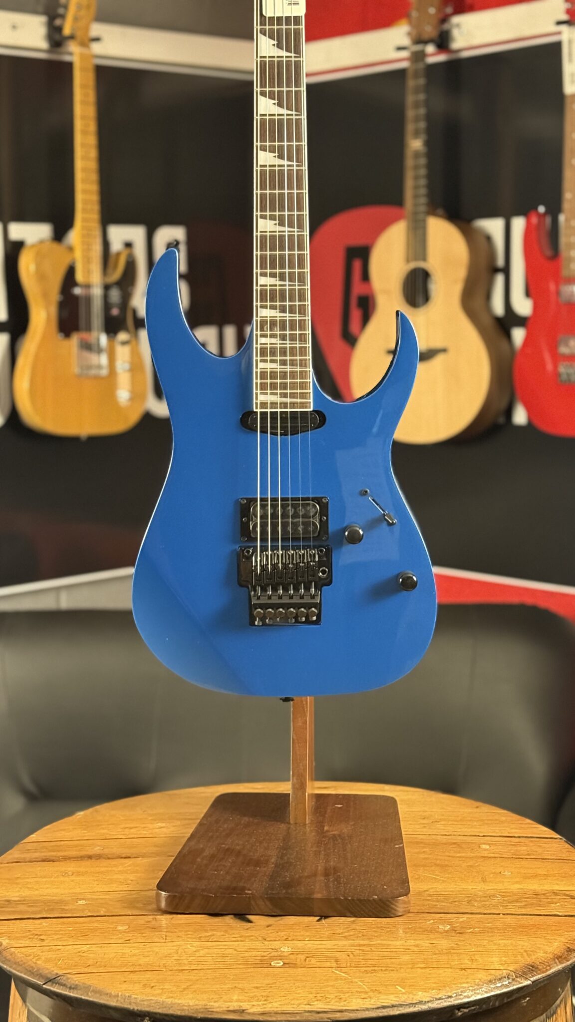 New Ibanez 565R-DY Genesis collection Electric Blue