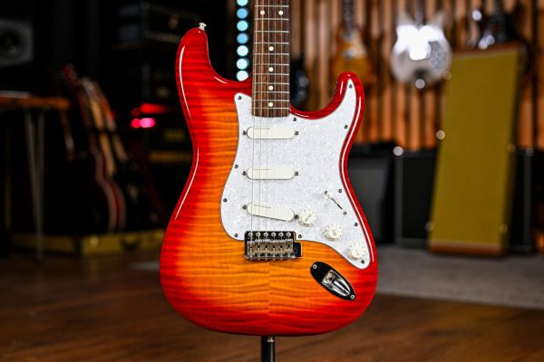 Fender MIJ Foto Flame Stratocaster in Cherry Sunburst