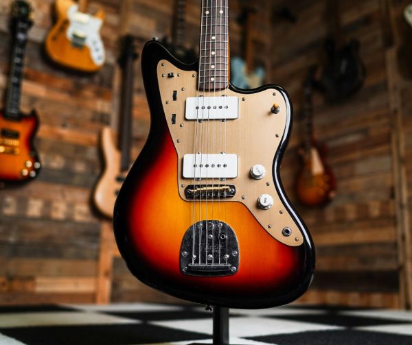 Fender Limited Edition Vintera II Road Worn ’50s Jazzmaster in 3-Colour Sunburst
