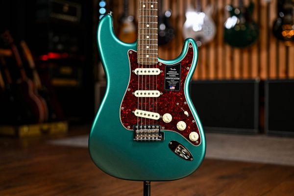 Fender American Professional Classic Stratocaster in Faded Sherwood Green Metallic