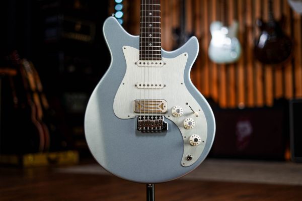 Eastman Fullertone DC’62 in Ice Blue Metallic