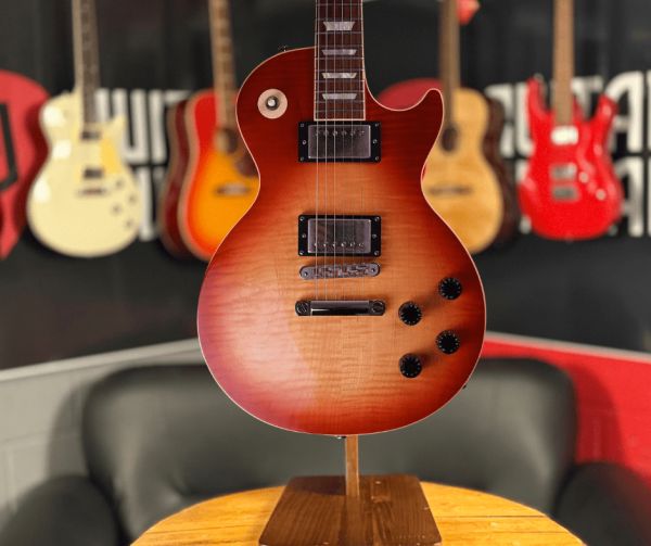 GIBSON LES PAUL STANDARD IN CHERRY SUNBURST